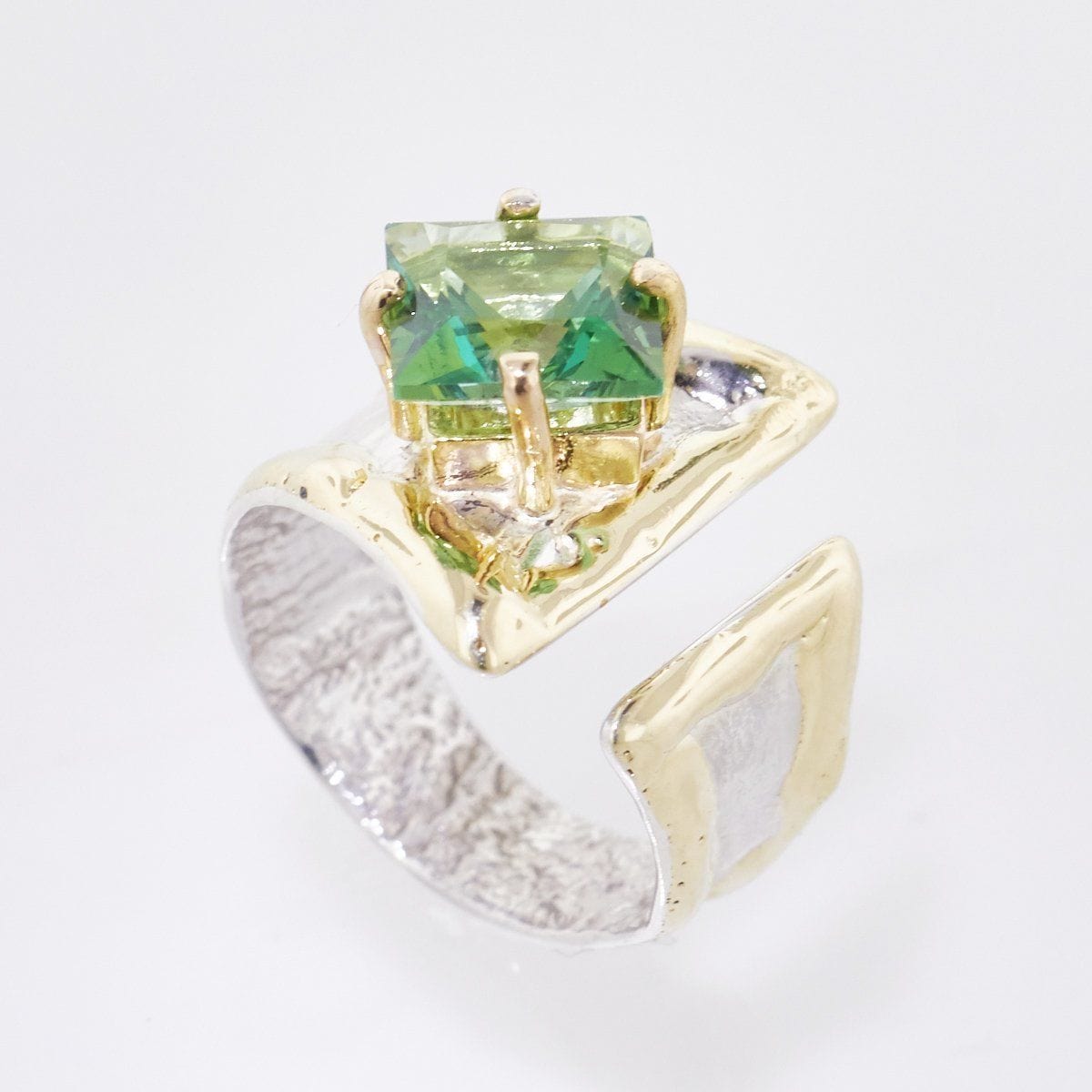 An antique 9 carat gold green topaz ring stamped 375. Ring size L. Weight:  2.57 grams.